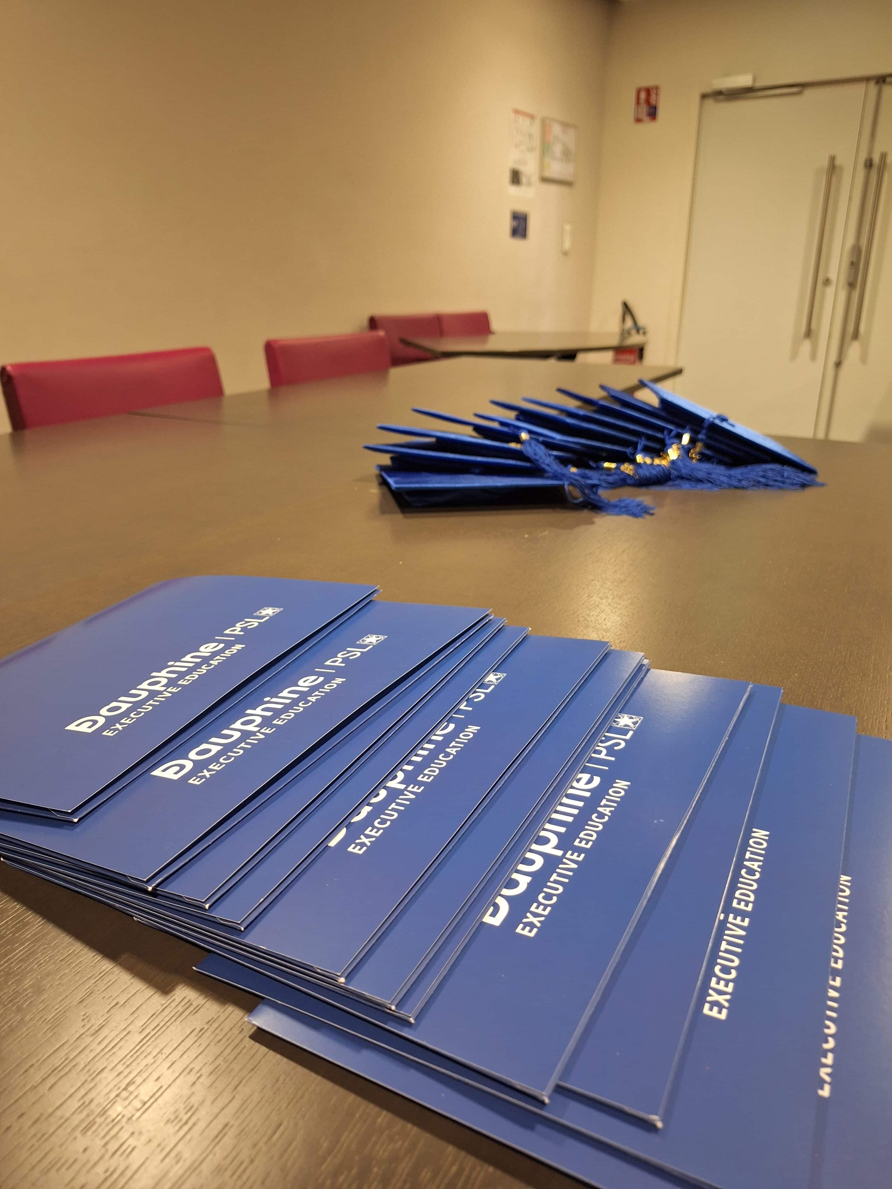 Les certificats « Concevoir et mettre en œuvre une démarche conformité des risques en assurance » au premier plan avec les toges au second plan.