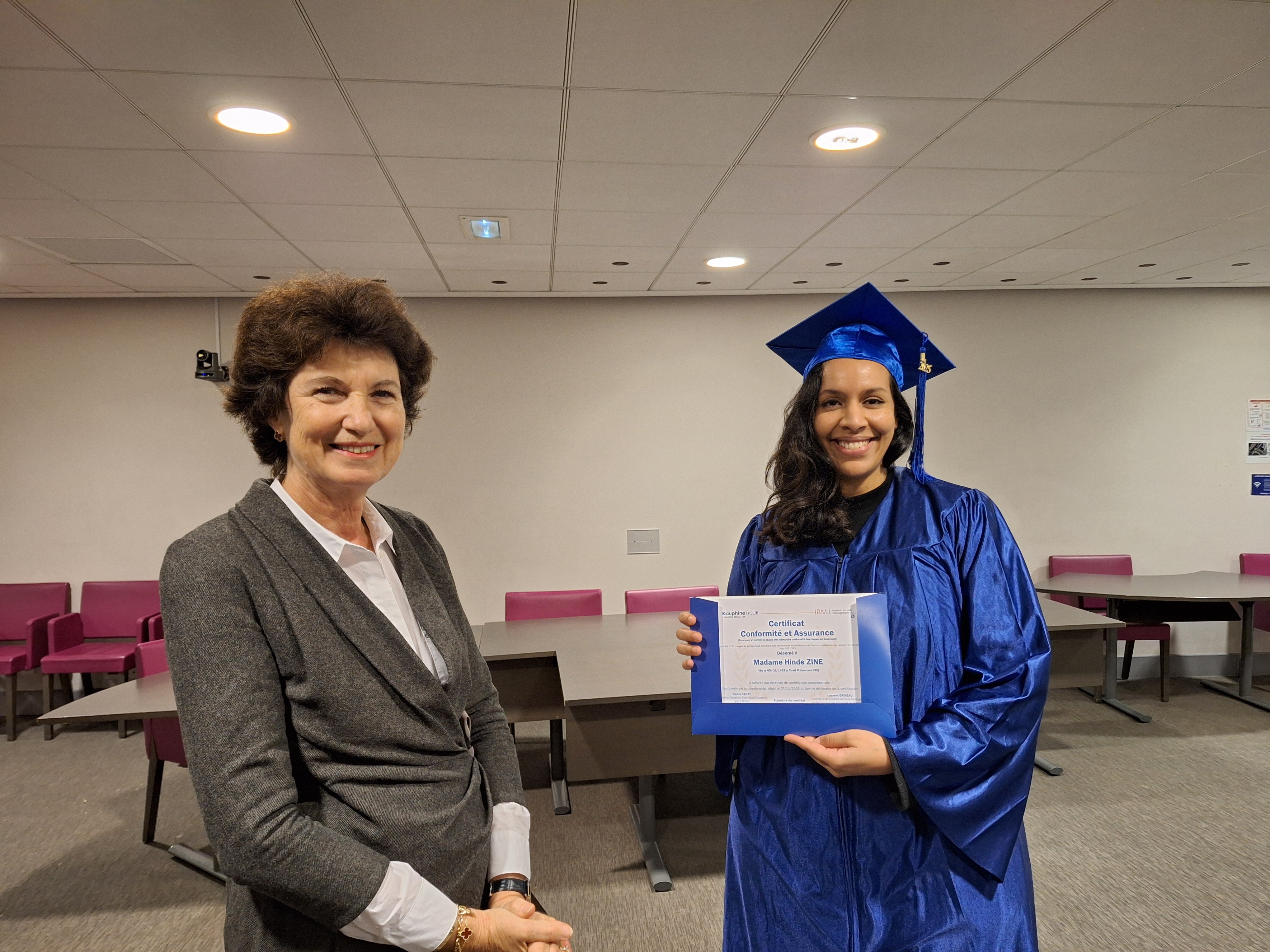 Sophie Schiller a remis le Certificat "Conformité et Assurance" à Hinde Zine.