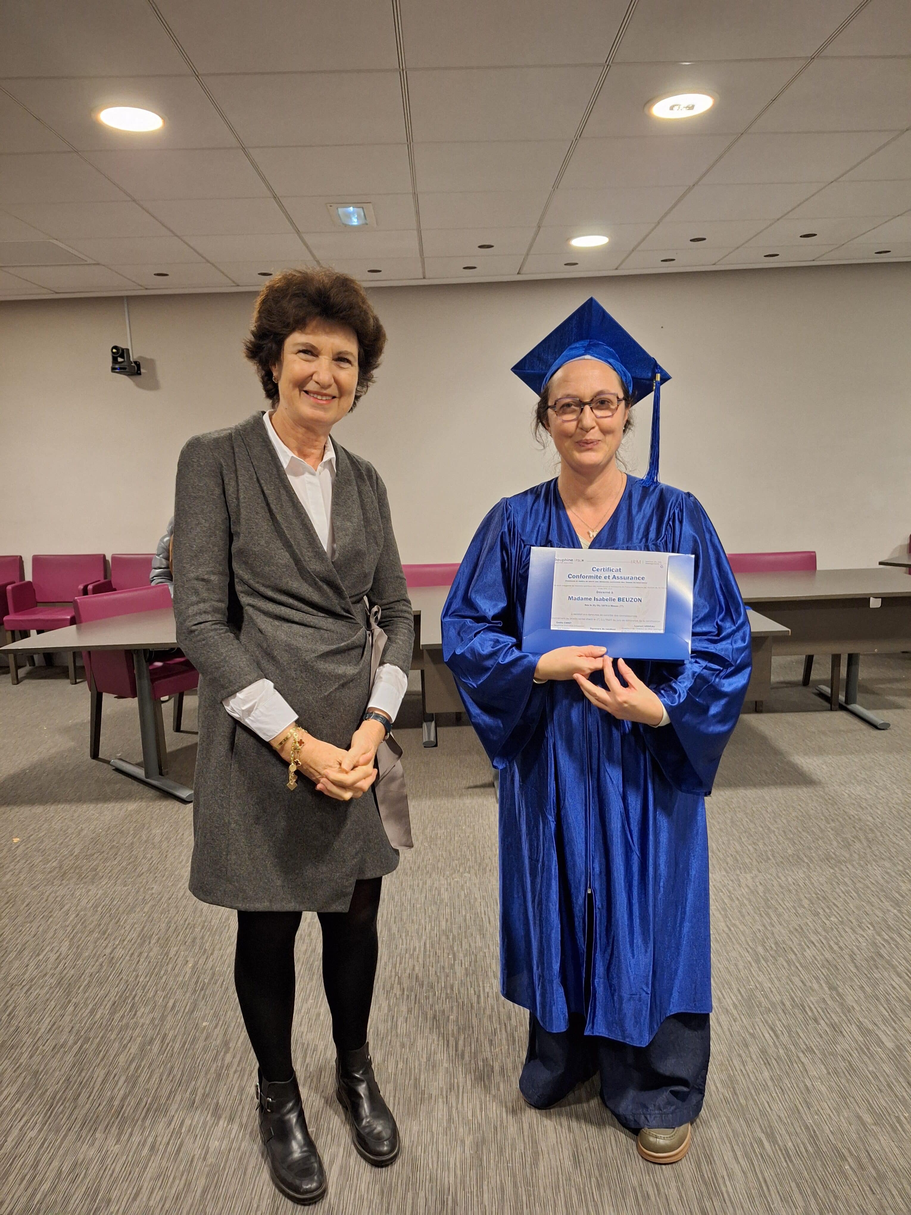 Sophie Schiller a remis le Certificat "Conformité et Assurance" à Isabelle Beuzon.