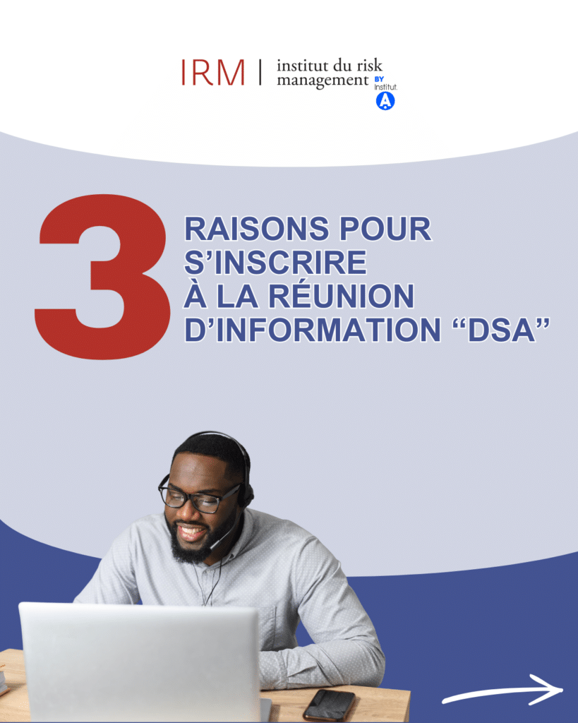 Un homme participe, assis à son bureau et portant un casque audio, assiste un webanaire en ligne, sur son ordinateur.