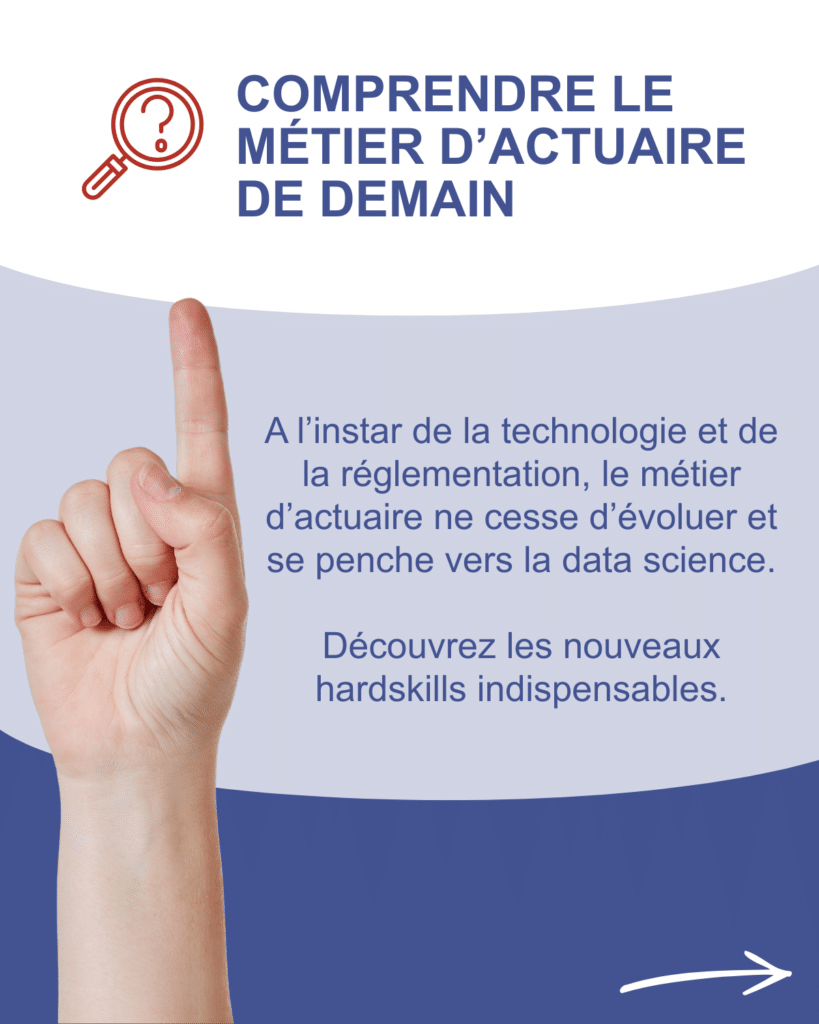 L'index d'une main droite est levé en l'air.