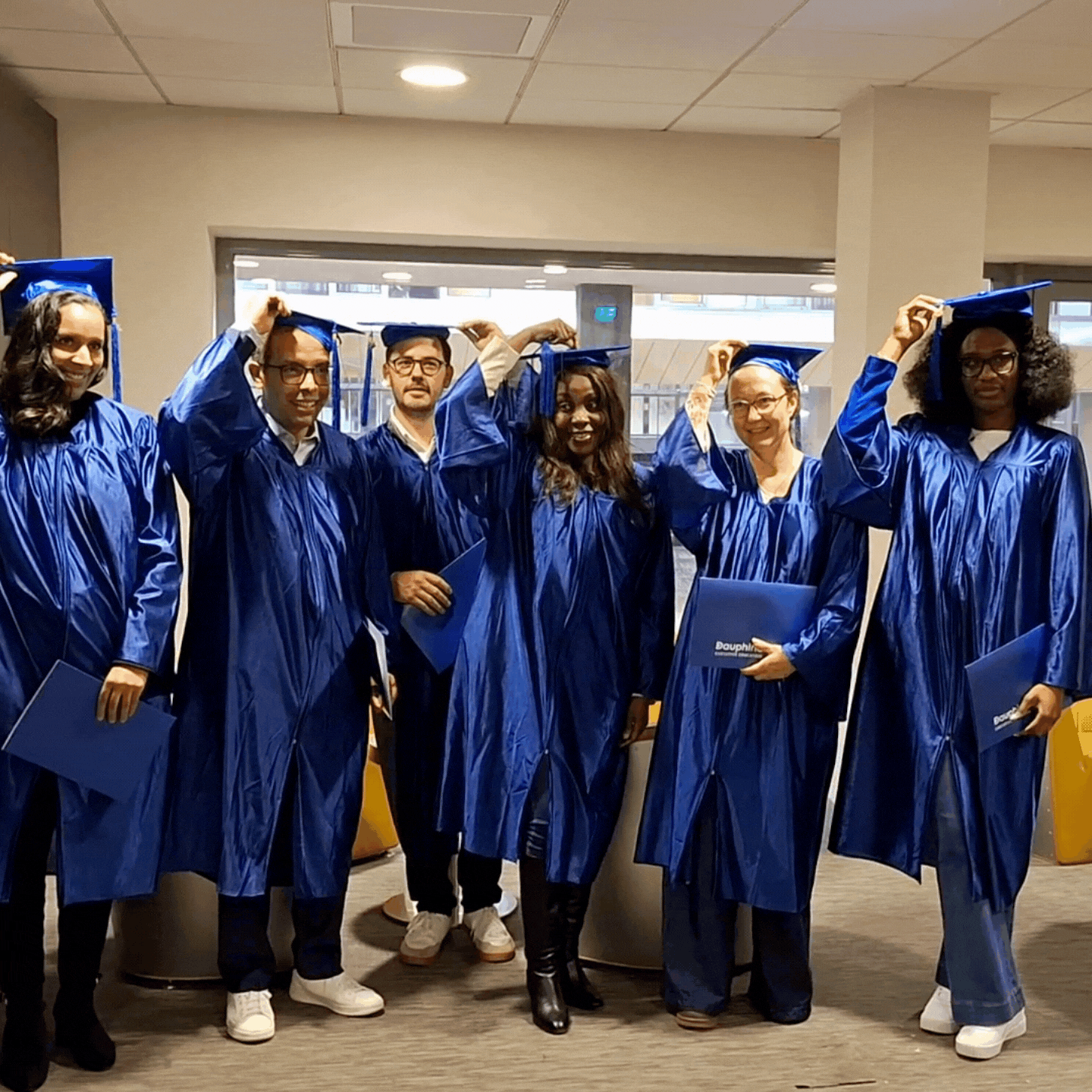 Hinde Zine, Mounir Touami, Jordan Russeil, Dzrline Membo Sienga, Isabelle Beuzon et Hermine Adeline Ngo Ndjebayi lancent leur toge en l'air pour célébrer l'obtention de leur certification "Conformité et Assurance"