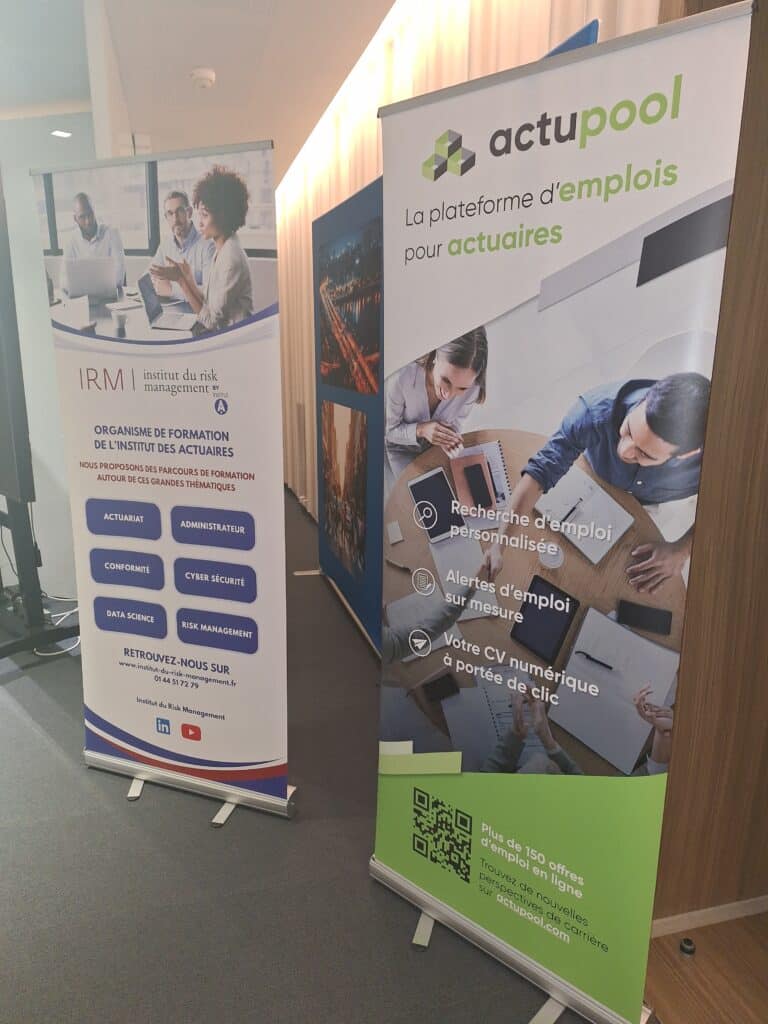 Le kakémono corporate de l'Institut du Risk Management et la kakémono de l'Actupool.