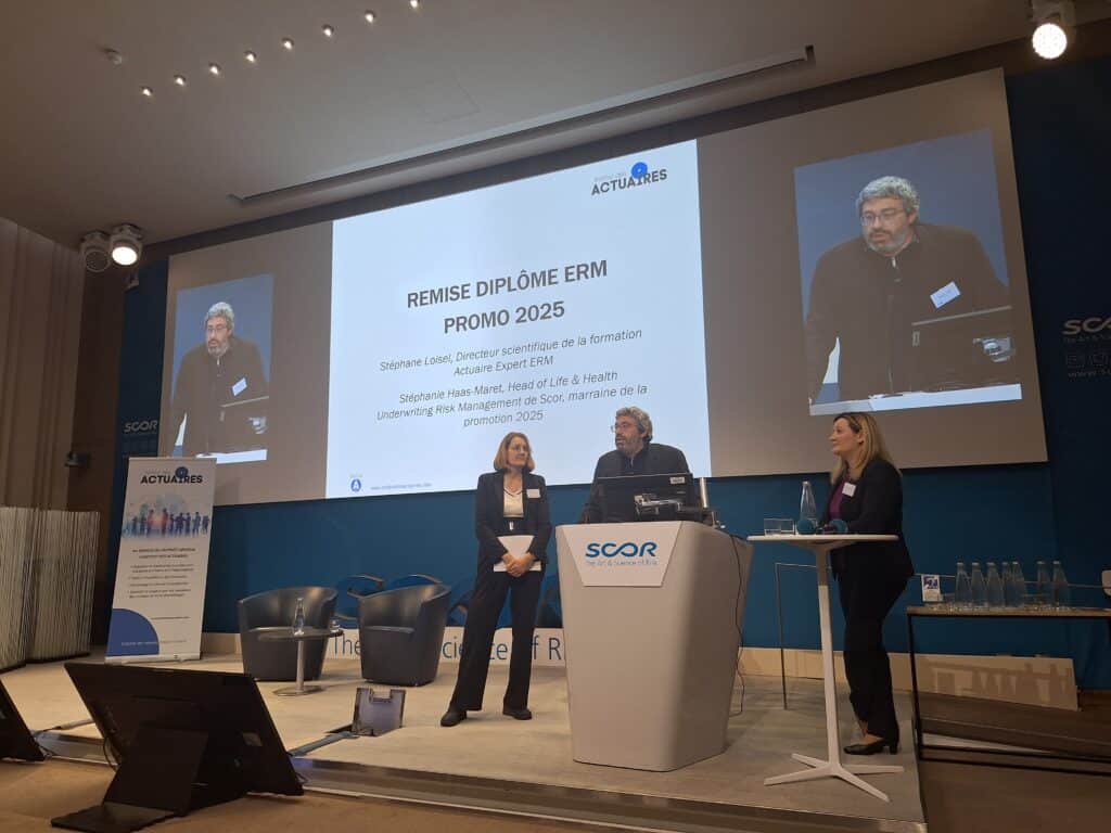 Discours de Stéphane Loisel (Directeur scientifique de la formation ERM) entourée de Stéphanie Royer (Responsable formation) et Stéphanie Haas-Maret (marraine de la promotion 2025).