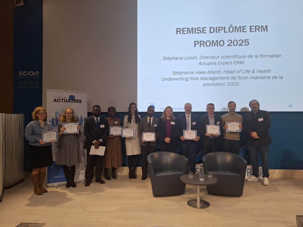 Les certifiés ERM de la promotion 2025 accompagnés du directeur scientifique de la formation Stéphane Loisel et de la marraine Stéphanie Haas-Maret.