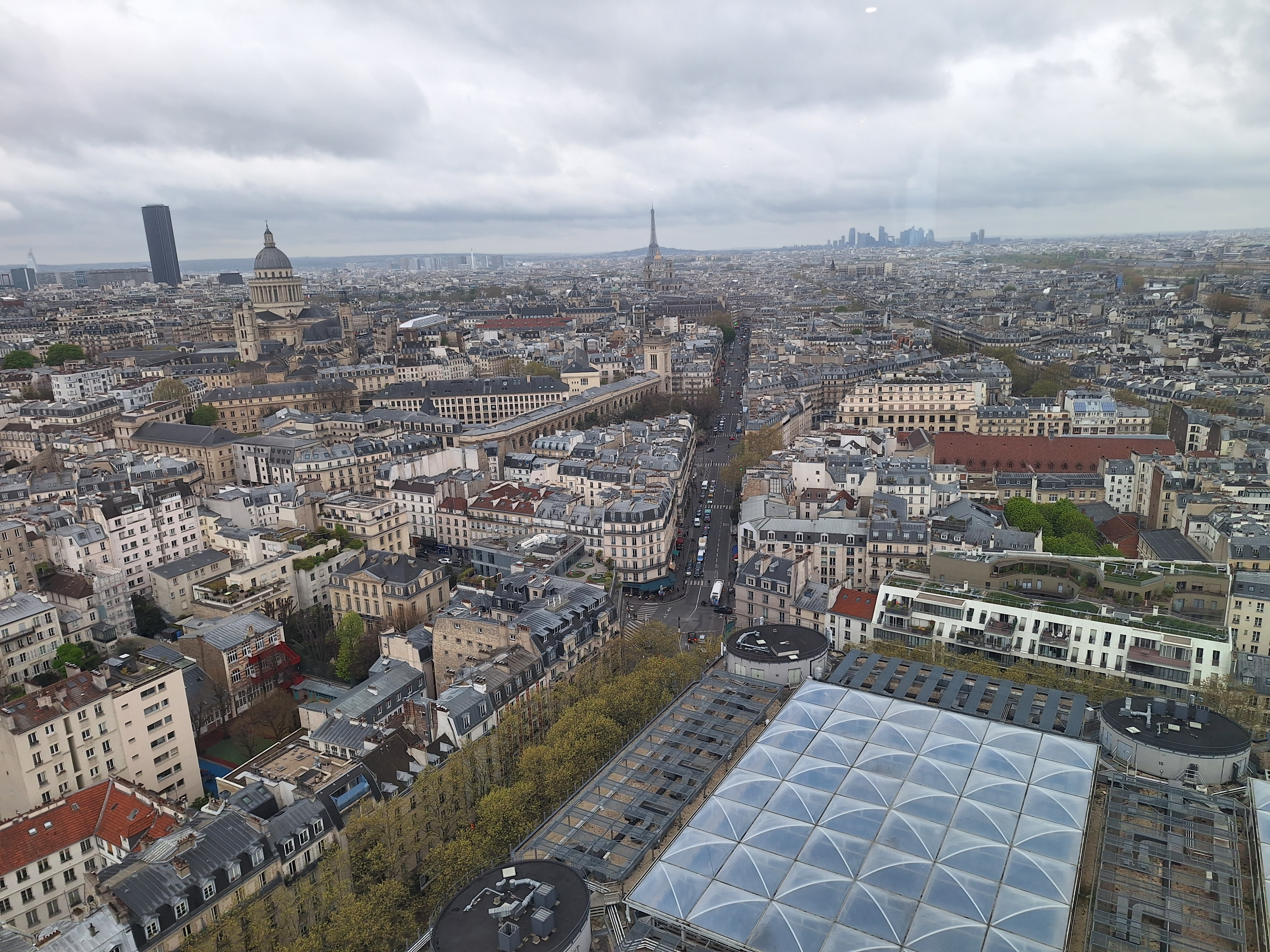 Une vue sur le quartier d'affaires La Défense et la Tour Eiffel